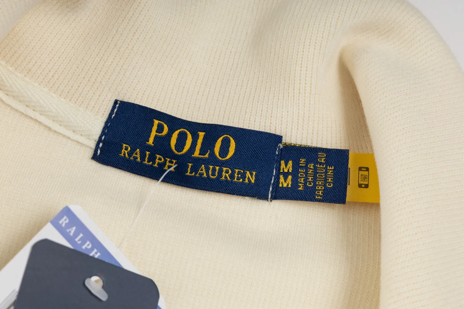 P230 #R97 Ralph lauren twelve-color embroidered pony logo half-zip high-neck long-sleeved knitted sweatshirt. The same style for men and women. The new half-zip sweatshirt for couples to wear in autumn is here! This kind of sweatshirt is really popular this year, even more popular than the hooded sweatshirt. Open the zipper and it can be used as a large lapel, which makes it more fashionable. The color of the classic design of the little war horse on the chest is matched with the embroidery. The simple zipper design echoes the brand logo, so you don’t need to match too much. The sweater version is loose enough! The fabric is custom-woven and dyed 100 cotton. 320g high gram weight 100% cotton knitted cotton with a certain thickness. The fabric is soft and comfortable, and the three-dimensional fabric is full of texture. The stitching is three needles and five threads, which is beautiful and strong. The pattern is also good. Although it is loose, it does not look bulky! - It is not a popular color scheme on the street. The color is pure and highly recommended. The upper body has a particularly high rate of turning heads. Loose style. Big drop shoulder OS style. Same style for men and women. Couple wear. Versatile and practical! Color: Gray, navy, khaki, green label, oatmeal brown label, apricot, black, army green, burgundy, pink, dark gray, light blue, white. Size: S M L XL Length: 70/72/74/76 Bust: 53.5/55.5/57.5/58.5 Shoulder width: 44/45/46/47 Sleeve length: 61/62/63/64